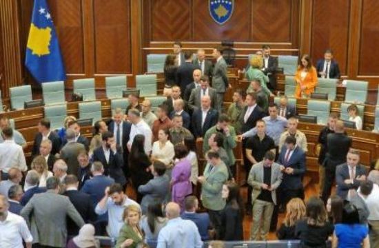 اشتباكات بالأيدي داخل برلمان كوسوفو