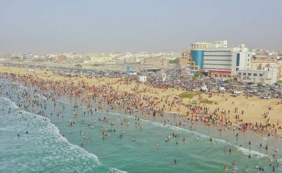 سواحل حضرموت تستقبل الآلاف بأول أيام موسم نجم البلدة