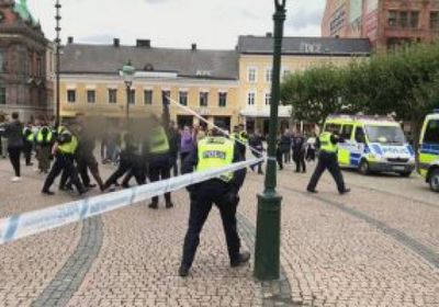 مسلم يتراجع عن إحراق التوراة والانجيل في السويد