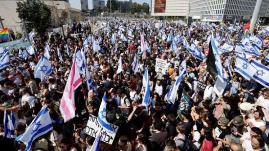 إسرائيليون يتظاهرون ضد الإصلاح القضائي