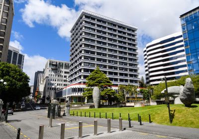 البنك المركزي النيوزيلندي يبقي الفائدة عند 5.5%
