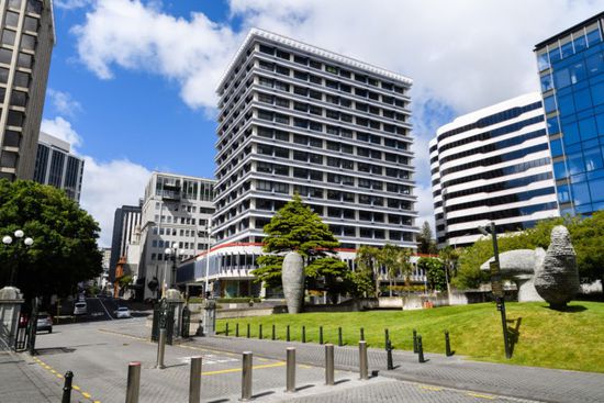 البنك المركزي النيوزيلندي يبقي الفائدة عند 5.5%