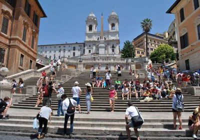 السياح يتدفقون على روما رغم الحر