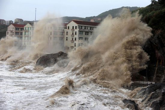 عمليات إجلاء مع اقتراب اعصار من الصين وفيتنام