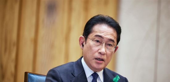 رئيس وزراء اليابان يناقش الطاقة في أبوظبي