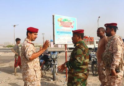 قائد خفر سواحل حضرموت يطمئن على انتشار القوات بموسم البلدة