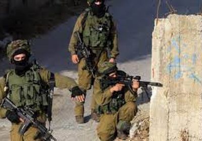 الاحتلال الإسرائيلي يجرح فلسطينيا ويعتقل 2 آخرين