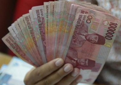 إندونيسيا تفرض قيودًا على تحويلات المصدرين للعملات الأجنبية