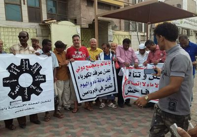 وقفة احتجاجية لنجوم كرة معتزلين في عدن تنديدا بحرب الخدمات