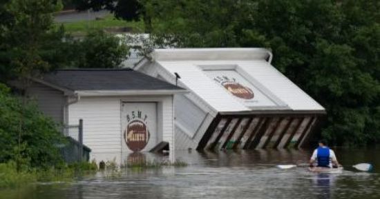 وفاة شخصين من بين 4 مفقودين في فيضانات كندا