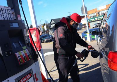 أسعار البنزين تسجل أكبر زيادة يومية في عام بالولايات المتحدة