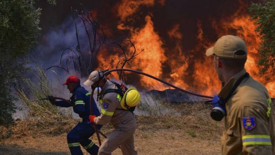 فرق الإطفاء تكافح الحرائق في اليونان