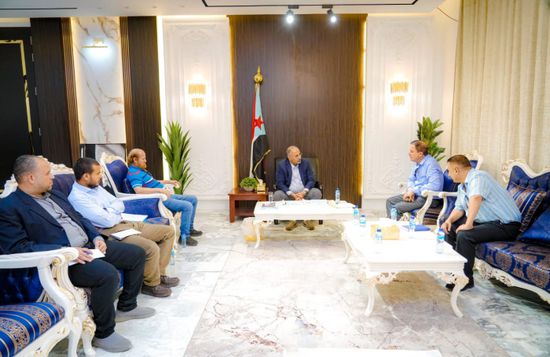 الرئيس الزُبيدي يطلع على تطورات مشروع معمل إنتاج الغاز المنزلي