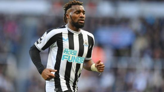 الأهلي السعودي يضم الفرنسي سانت-ماكسيمين حتى 2026