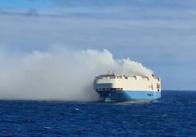 هولندا تخطط لسحب سفينة محترقة محملة بآلاف السيارات