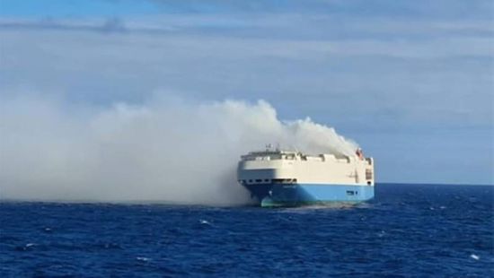 هولندا تخطط لسحب سفينة محترقة محملة بآلاف السيارات