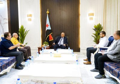 الرئيس الزُبيدي يبحث مقترحات تطوير وسائل الإعلام بالجنوب