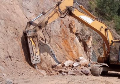 البرنامج السعودي يستأنف أعمال تأهيل طريق هيجة - العبد