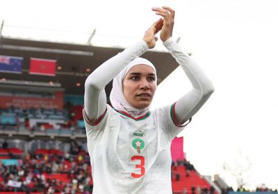 "فيفا" يحتفي بظهور أول لاعبة بالحجاب ببطولة كأس العالم