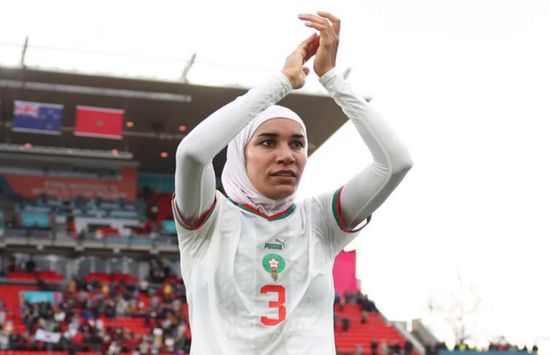 "فيفا" يحتفي بظهور أول لاعبة بالحجاب ببطولة كأس العالم