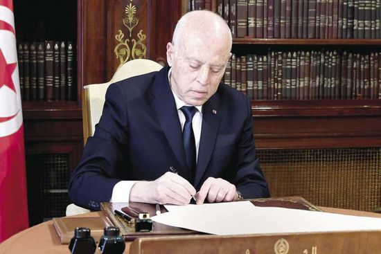 الرئيس التونسي يقيل رئيسة الحكومة