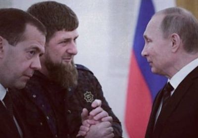 الرئيس الروسي يمنح والدة رئيس الشيشان وسام الشرف