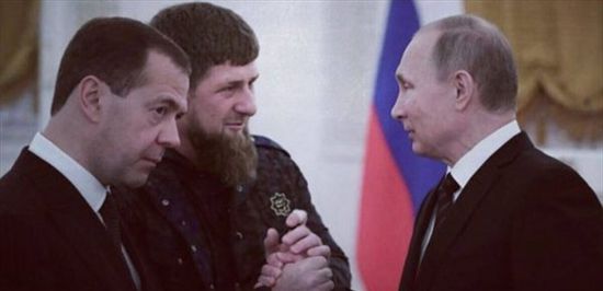 الرئيس الروسي يمنح والدة رئيس الشيشان وسام الشرف