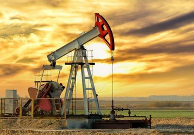 تراجع مخزونات النفط بوتيرة قياسية بأمريكا