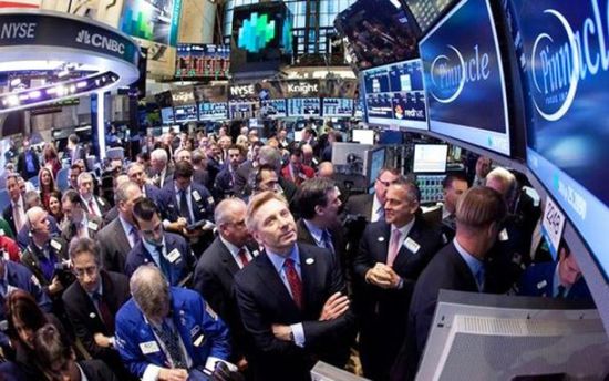 قرار "فيتش" يهوي بمؤشرات الأسهم الأمريكية