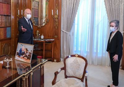 الرئيس التونسي يشيد بجهود رئيسة الحكومة السابقة