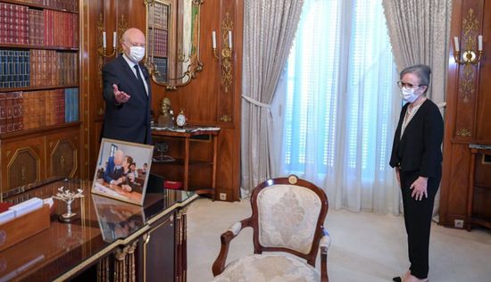 الرئيس التونسي يشيد بجهود رئيسة الحكومة السابقة