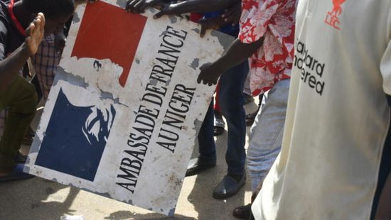 فرنسا تناشد النيجر لتأمين سفارتها في نيامي خلال الأحداث الأخيرة
