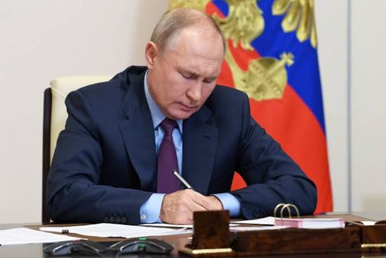 بوتين يوقع قانوناً لتجميد أموال الأجانب فى روسيا