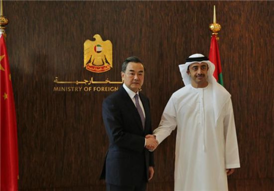وزير الخارجية الإماراتي يبحث مع نظيره الصيني العلاقات المشتركة