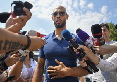 رومانيا ترفع الإقامة الجبرية عن "أندرو تيت"