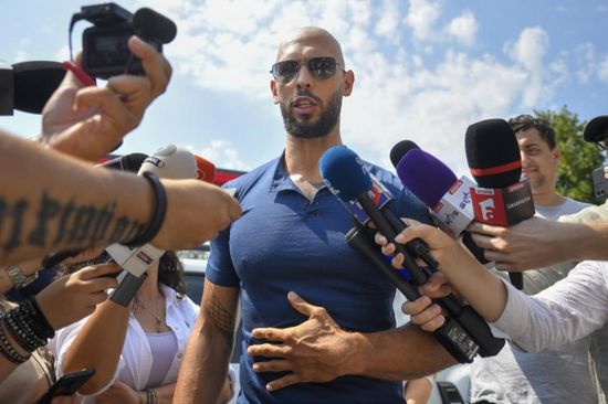 رومانيا ترفع الإقامة الجبرية عن "أندرو تيت"