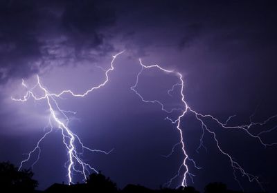 تحذيرات من الصواعق الرعدية: إغلاق الهواتف والأجهزة الكهربائية
