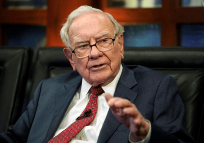 وارن بافت يقلل من تأثير قرار خفض تصنيف أمريكا الائتماني