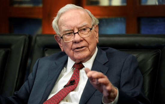 وارن بافت يقلل من تأثير قرار خفض تصنيف أمريكا الائتماني