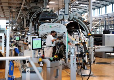 طلبيات المصانع الأمريكية ترتفع 2.3% في يونيو