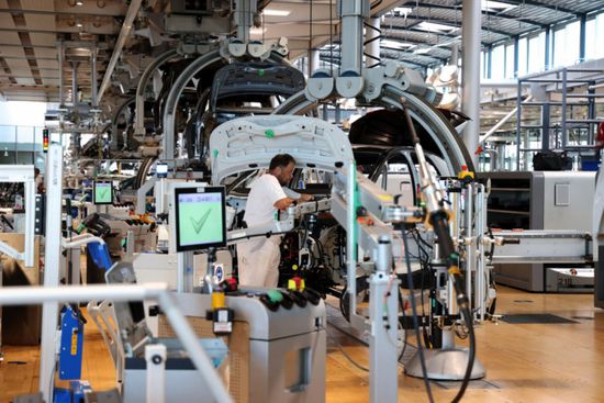 طلبيات المصانع الأمريكية ترتفع 2.3% في يونيو