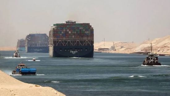 غرق قاطرة في قناة السويس بعد اصطدامها بإحدى الناقلات العابرة