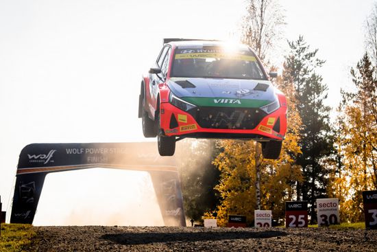 إيفانز يقترب من الفوز برالي فنلندا