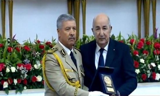 الرئيس الجزائري يكرم عائلات شهداء ومصابي الجيش بمكافحة الإرهاب