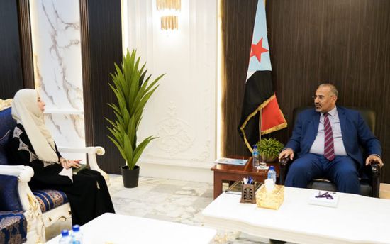 الرئيس الزُبيدي يطلع على جهود جهاز استيعاب تعهدات المانحين