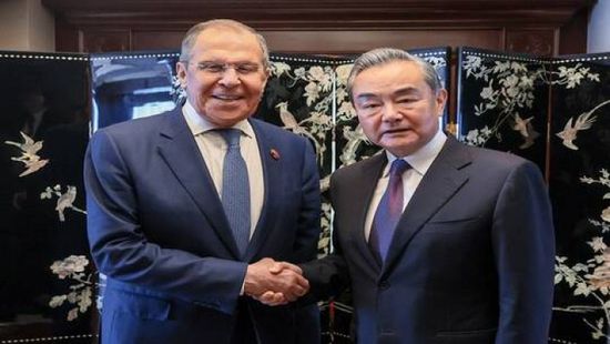 وزير الخارجية الصيني: نلعب دوراً مستقلاً بالأزمة الأوكرانية