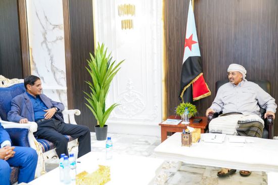 الرئيس الزُبيدي ونائبه البحسني يبحثان الأوضاع في حضرموت