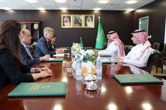 السفير آل جابر يستقبل المبعوث الأممي في الرياض