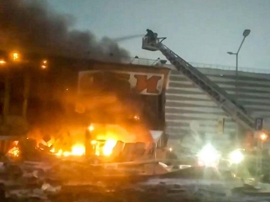 حريق هائل بالقرب من أحد المطارات الروسية الرئيسية