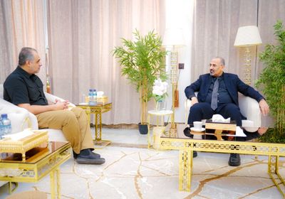 الرئيس الزُبيدي يتابع تطورات مشاريع صندوق صيانة الطرق